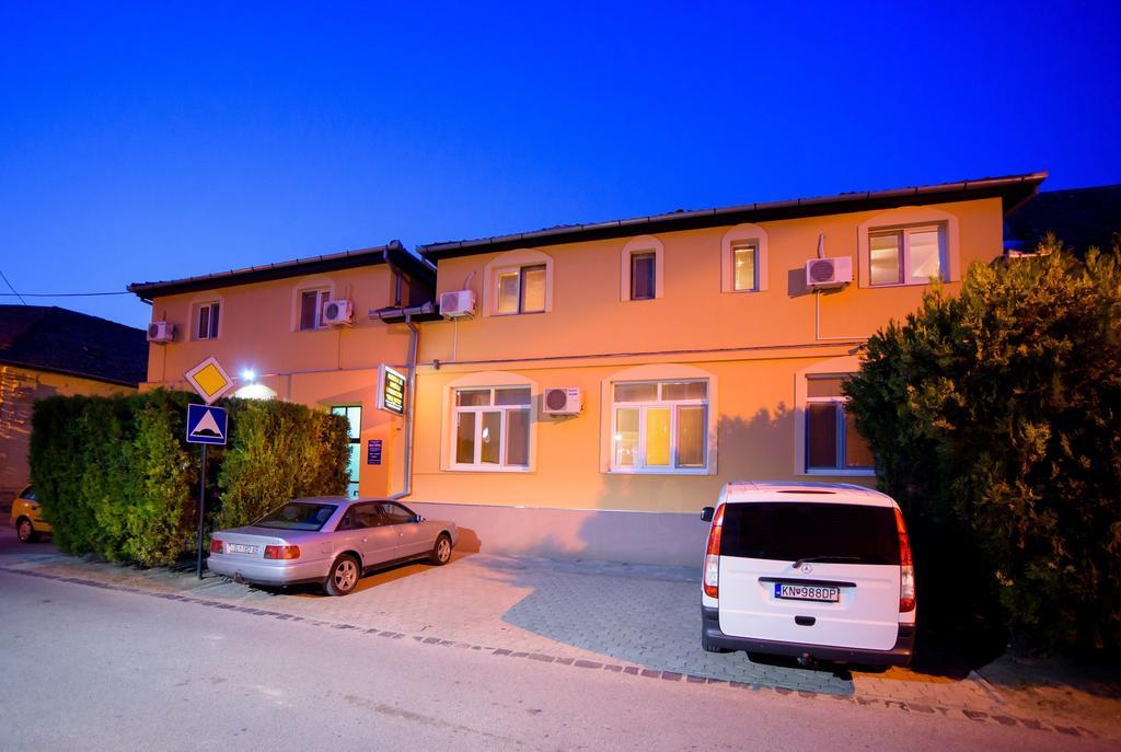 Guest house Mali homtel Subotica Extérieur photo
