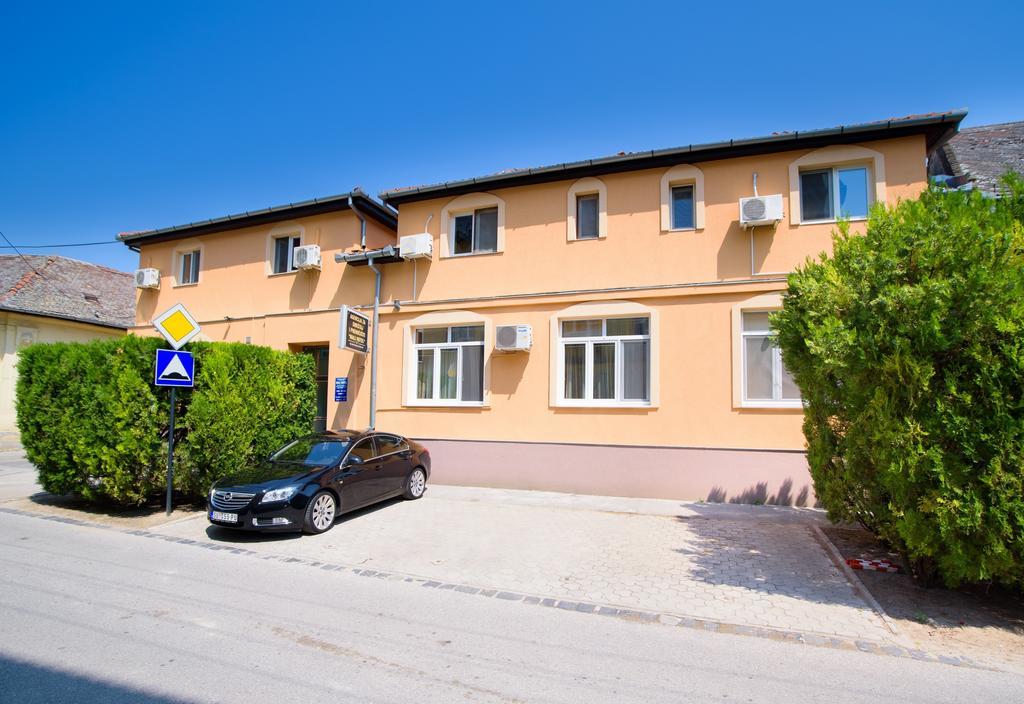 Guest house Mali homtel Subotica Extérieur photo